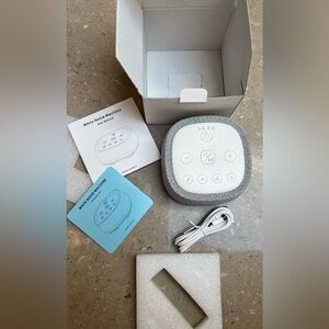 NWT White Noise Machine with multiple features, volume, etc   Nice compact size!
